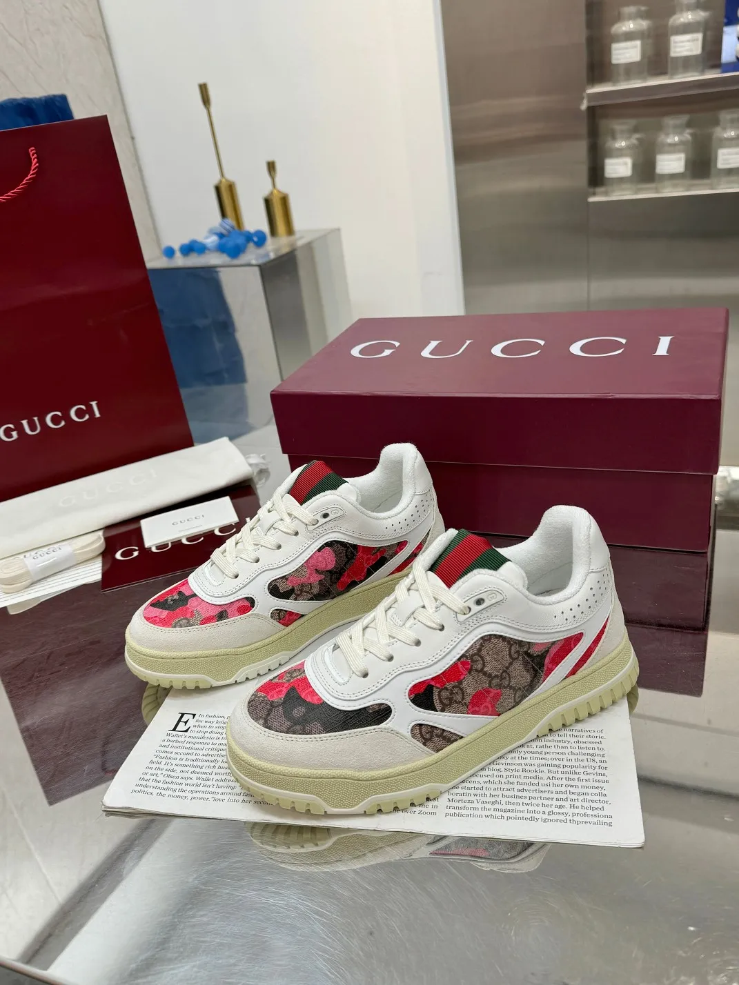 Men's Men's Shoes 💰640 Gucci Gucci's latest hot-selling series of high and low-top distressed couple sneakers are shipped. The originals are purchased, developed and manufactured. This high-low top sneaker adopts a basketball-style silhouette design, cleverly integrated with hollow panels and distressed effects, showing its unique ingenuity. The ingenuity incorporates brand logo details such as interlocking Double G styling accessories and Gucci lettering, a low-key tribute to the brand's design heritage.  ▪️ Fabric: Original customized imported first-layer cowhide ▪️ Lining: Sweat-absorbent and deodorant towel lining ▪️ Sole: Original molded TPU sole ▪️ Sole thickness: 3cm ▪️ Size: 36-40 (35 women 41 custom-made